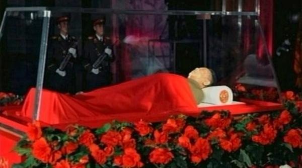 imagini cu trupul neinsufletit al lui kim jong il prezentate de televiziunea nord coreeana