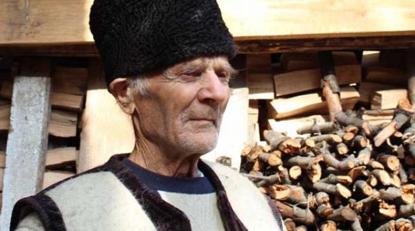 in seara de colindat toate sufletele oamenilor merg bine de vorba cu poetul taran ioan dunca