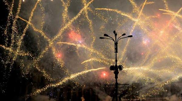 vezi ce poti aprinde de sarbatori fara sa incalci legea stelute lumanari scanteietoare jerbe cu scantei inele de foc lista materialelor pirotehnice legale