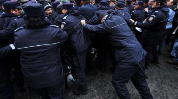 violente in piata victoriei revolutionarii cer demisia lui basescu si a guvernului boc