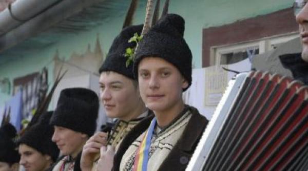 la daia romana baietii merg cu butea dupa fete