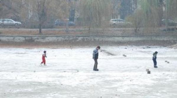 tragedie la iasi doi copii au murit dupa ce au cazut in apa unui iaz inghetat