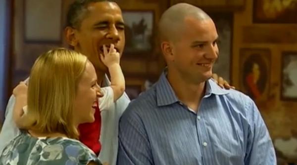 un bebelus a reusit sa i bage mana in gura lui barack obama video