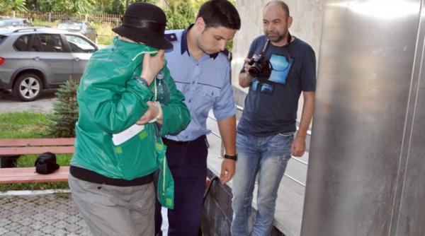 tupeu fantastic medicul care a luat spaga de la peste 40 de pacienti a dat in judecata casa de pensii pentru neplata orelor suplimentare