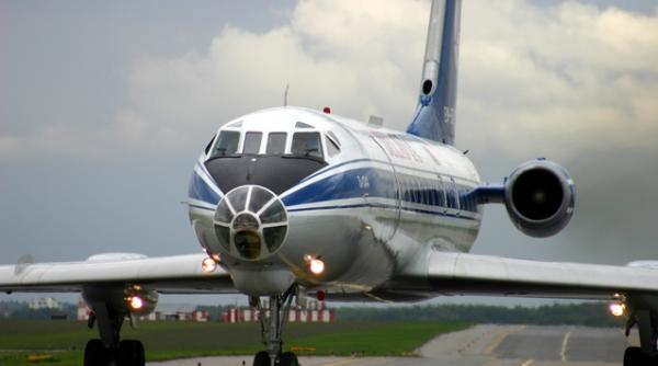 un avion tupolev a efectuat o aterizare de urgenta si a luat foc in kirgizstan