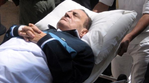 hosni mubarak dus cu targa in sala de judecata