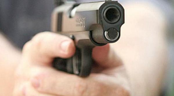 impuscaturi in plina strada fiul sefului vamii portile de fier i a tras cu o arma in patru masini