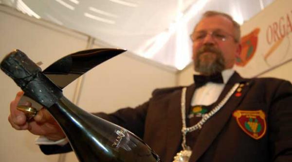 omul potrivit la frapiera potrivita alege vinurile ce urmeaza a fi baute la masa