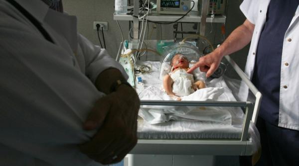 doi copii de 14 ani si 15 ani elevi la o scoala din craiova au devenit parinti in noaptea de revelion