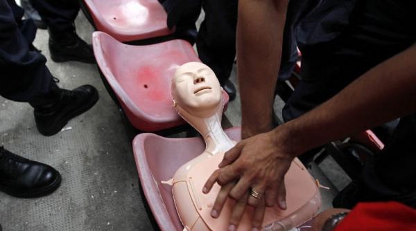 respiratia gura la gura poate fi inlocuita cu un cantec de bee gees cum sunt invatati britanicii sa acorde primul ajutor video