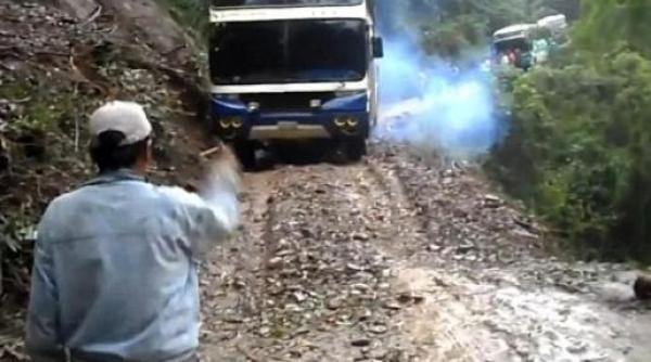cel mai periculos drum din lume a mai facut o victima momentul in care un autobuz aflat pe drumul mortii cade in prapastie video