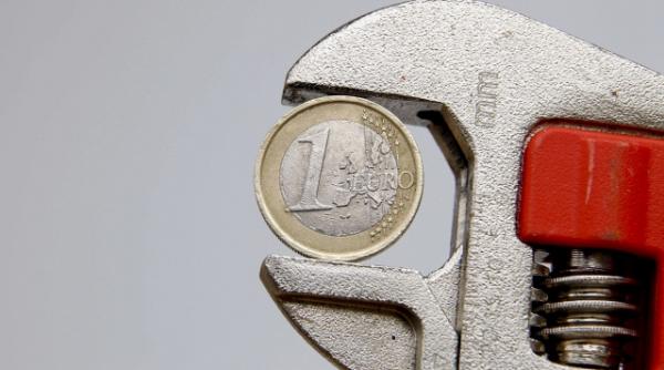 moneda unica in cadere libera euro a inregistrat cea mai slaba cotatie in raport cu dolarul din ultimele 16 luni