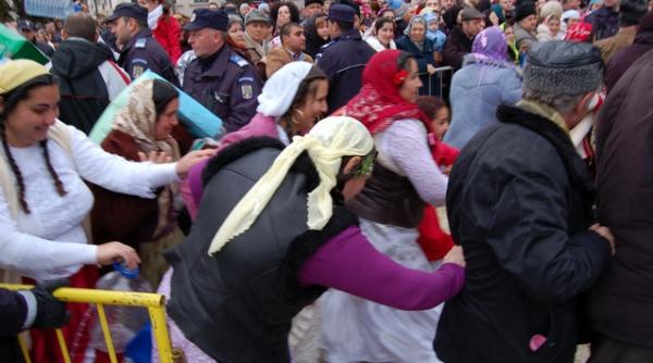 etnic show religios cu pirande stropit din belsug cu apa plata sfintita