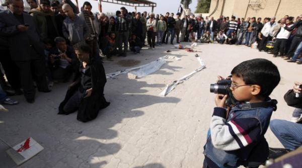 interviu cu cel mai tanar fotograf din irak sunt liber si nu mi e frica de tancurile americane video