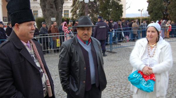 lansare de moda tiganeasca de boboteaza caciula din blana de miel cu doua etaje si bordura