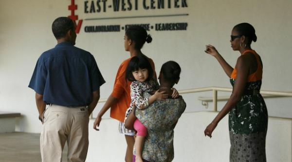 obama s a distrat in vacanta jucand fotbal american vezi cum arata la bustul gol cel mai puternic om al planetei