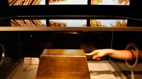 aurul va atinge un nou maxim 2 000 uncia