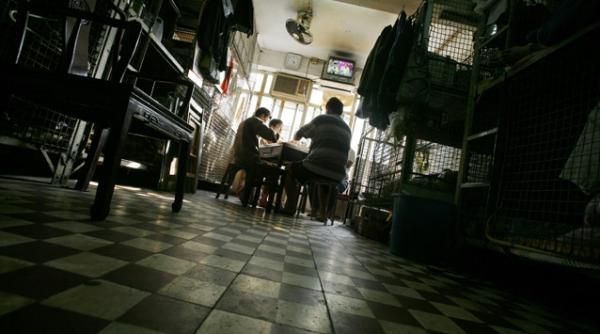 orasul cu mai multe magazine louis vuitton decat in paris zeci de mii de oameni nevoiti sa traiasca in custi foto