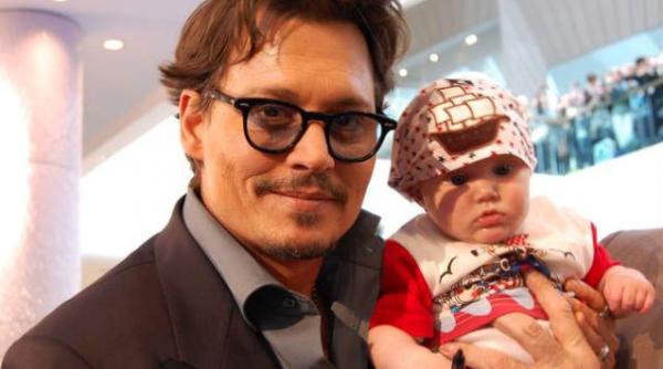 bebelusul vedeta o fetita de un an a cunoscut peste 100 de celebritati printre care johnny depp george clooney sau tom hanks foto