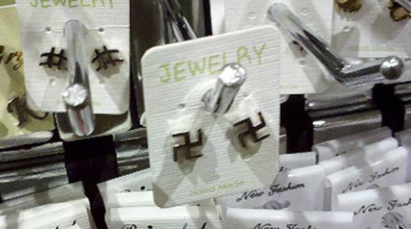 scandal la new york din cauza unor cercei in forma de svastica