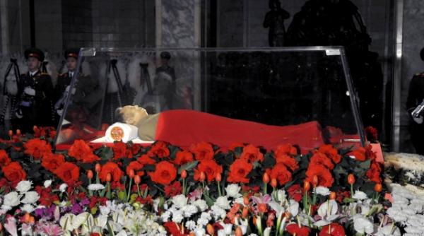 trupul neinsufletit al liderului etern kim jong il va fi imbalsamat si expus in mausoleul kumsusan din phenian