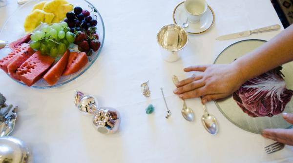 jumatate dintre romani au stat acasa de revelion o cincime a cheltuit mai putin de 100 de lei pe masa de anul nou