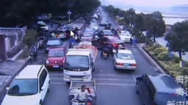 un hot de masini nervos isi croieste drum pe contrasens intr un oras din china video