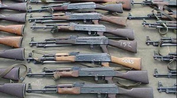 un locuitor dintr o tara de care nu a auzit nimeni a cumparat lemne si a primit 80 de kalasnikoave cu munitie pe viata