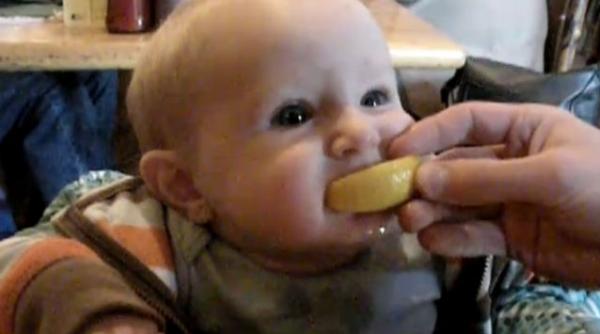 video momentul in care un bebelus gusta prima oara o lamaie vizionat in cateva zile de peste 100 000 de persoane