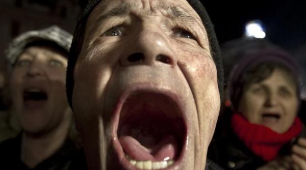 proteste violente in bucuresti sute de jandarmi au intervenit in forta sa i imprastie pe manifestanti video