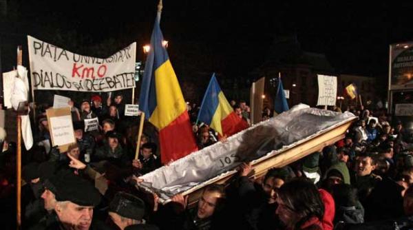 a patra zi de proteste in bucuresti o masina a fost incendiata peste 100 de manifestanti retinuti de jandarmi video