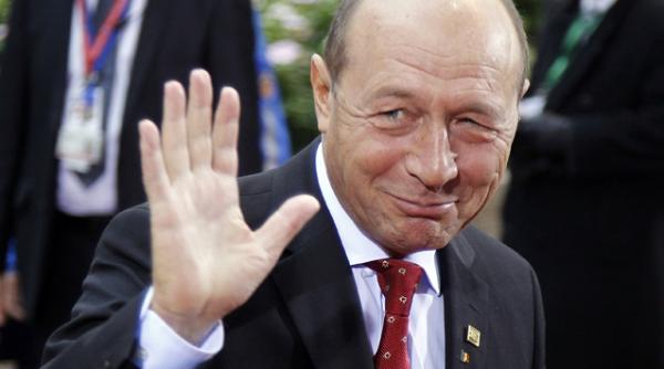 basescu e relaxat si glumet vezi primul mesaj transmis indirect de presedinte dupa declansarea protestelor