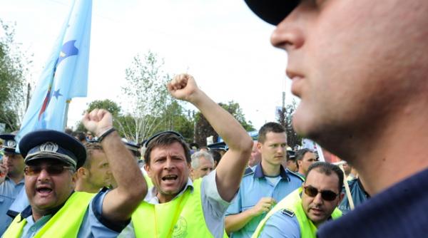 politistii ameninta cu proteste vor iesi in strada daca nu li se rezolva problemele salariale