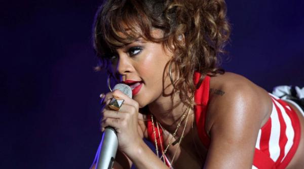 rihanna se relaxeaza in hawaii fumand iarba foto