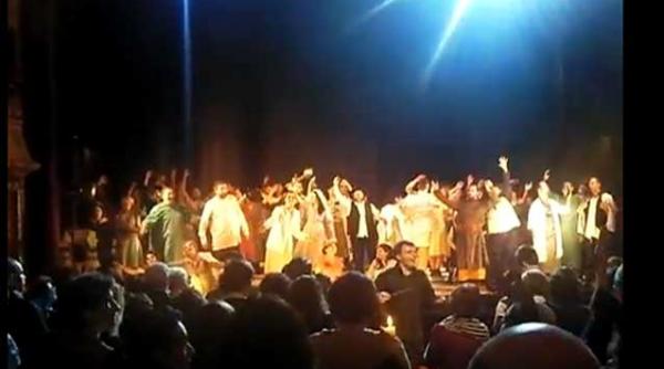 uniforme smurd folosite intr un spectacol de opera din cluj video