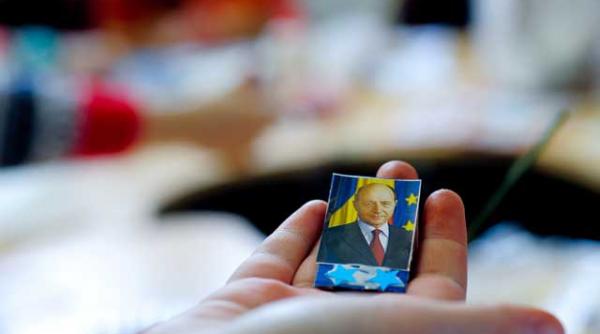 basescu pe retelele de socializare