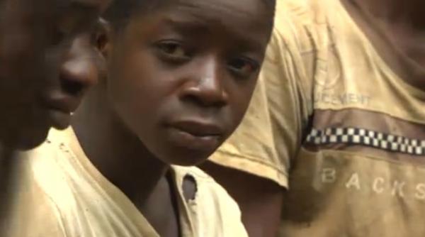 sclavii ciocolatei fara a i cunoaste gustul mii de copii sunt obligati sa munceasca pe plantatii de cacao video