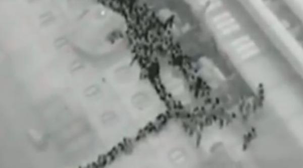 video pasagerii ingroziti asteapta pe nava rasturnata concordia sa coboare la barcile de salvare pe o singura franghie