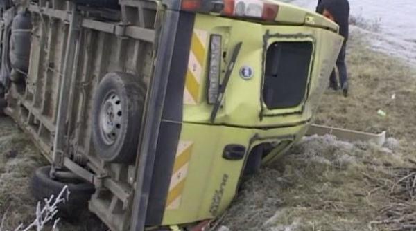 accident pe dn9 in bihor un mort si 11 raniti dupa ce un microbuz s a rasturnat intr un sant