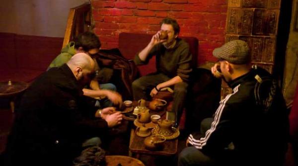 la un ceai cu ultrasii care au scris manifestul unei generatii vrem sa inchideti mall uri si sa deschideti fabrici