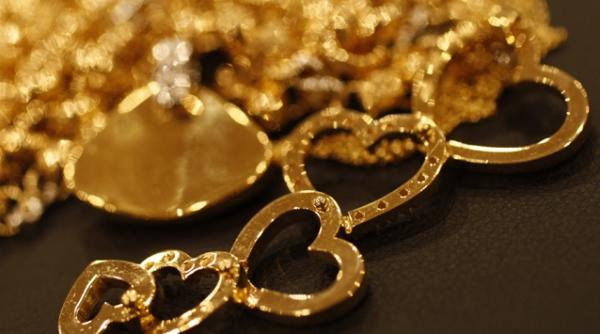 o fetita romanca a furat bijuterii in valoare de 50 000 de euro in franta