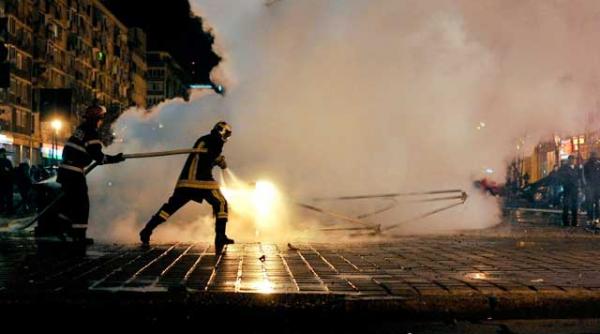 15 01 2012 atunci cand multimea stapanea strazile video