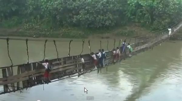 elevii unei scoli primare din indonezia isi risca viata ca sa ajunga la cursuri video