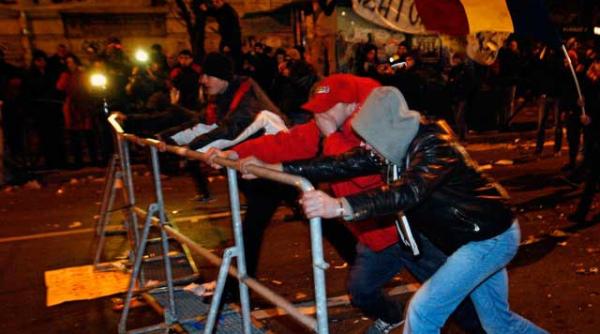 ultrasii dinamovisti incearca sa demonstreze ca nu sunt vinovati de violentele de joi seara din capitala video