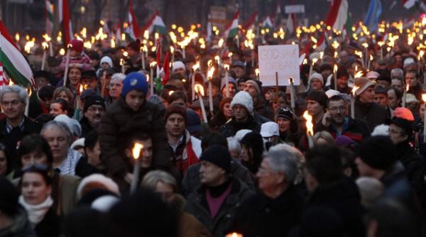 ungurii din romania s au dus cu miile la budapesta ca sa l sustina pe viktor orban video