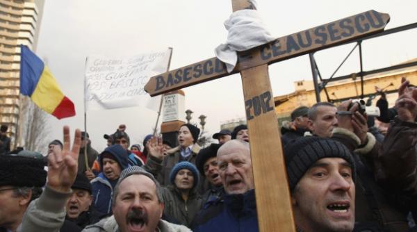 a zecea zi de proteste oamenii au continuat sa si strige nemultumirile in piata universitatii
