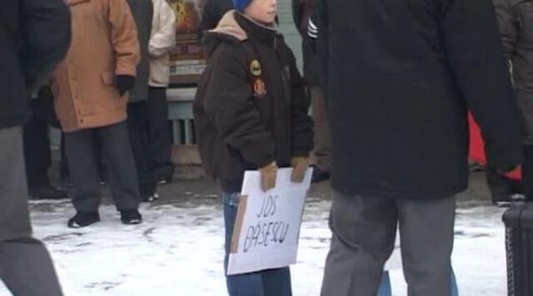 conflict intre protestatarii anti basescu si pro orban la targu secuiesc