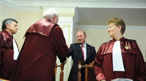 judecatorii curtii constitutionale se ascund in spatele banilor