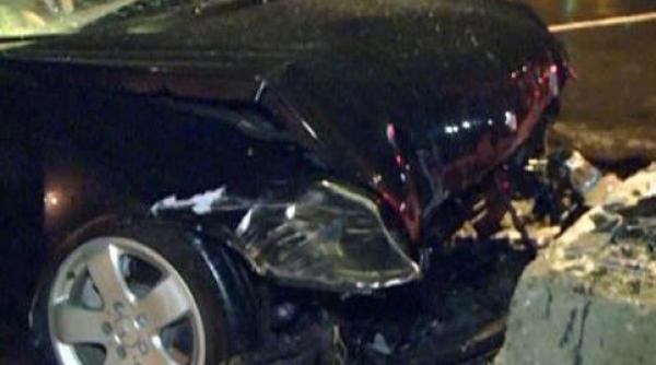 un barbat a lovit noua masini fiind oprit cu focuri de arma de politisti urmareste cursa nebuna a soferului video