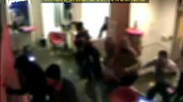 sapte persoane care au spart un magazin in timpul protestelor identificate dupa vizionarea inregistrarilor camerelor de supraveghere video